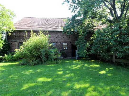 Gewerbegrundstück mit historischem Bauernhaus, Nebengebäuden und Halle!