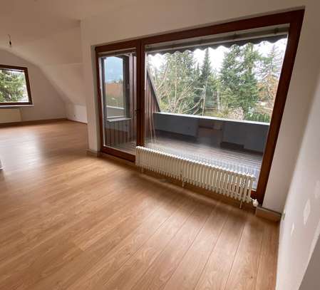 Familienfreundliche 3,5-Zimmer-Dachgeschosswohnung mit Einbauküche in Berlin Spandau-Wilhelmstadt