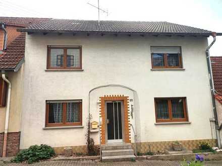 Wohnhaus mit vielen Zimmern, Hof und Scheune - in Wertheim-Dertingen