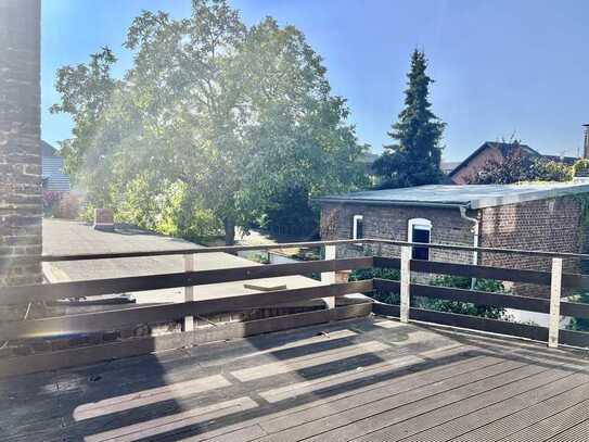 Sonnendurchfluteter Altbau-Traum mit großer Dachterrasse!