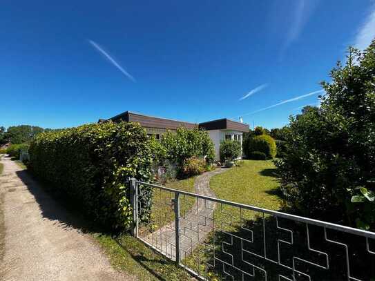 Strandnaher, massiv erbauter Bungalow im Grünen