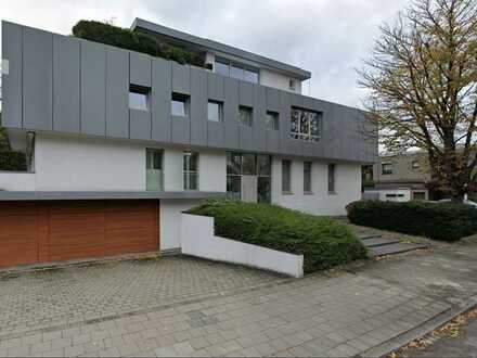 Vollständig renovierte Hochparterre-Wohnung mit fünf Zimmern und Balkon in Mönchengladbach