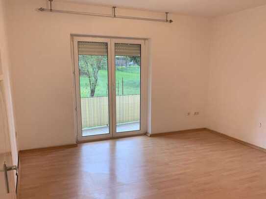 Modernisierte 2,5-Zimmer-Hochparterre-Wohnung mit Balkon und EBK in Hahnbach