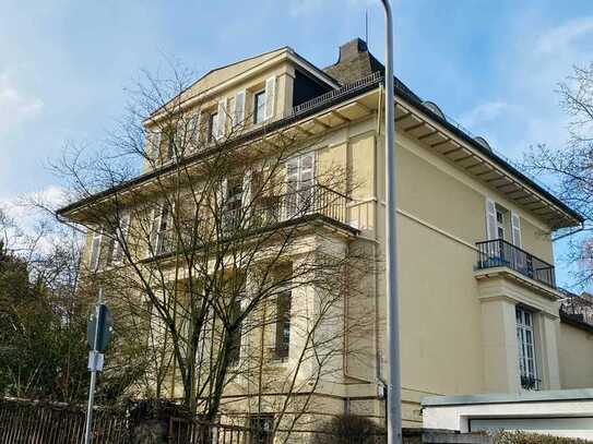 Frisch sanierte 4-Zimmer Wohnung in großzügiger Villa mit großer Terrasse und neuer Küche