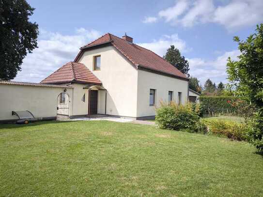 Großes Grundstück mit Einfamilienhaus + Garage + Pool + Sauna