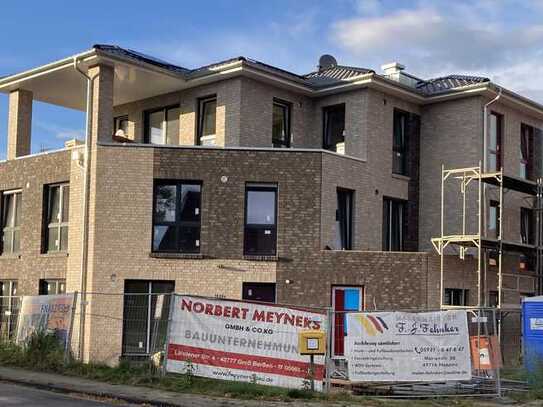 Erstbezug - hochwertige 3,5 Zi-Wohnung mit Balkon - Einbauküche - Gäste-WC - Carport