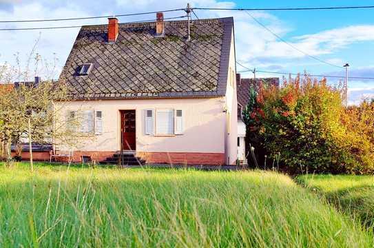 Freistehendes Einfamilienhaus auf großem Grundstück