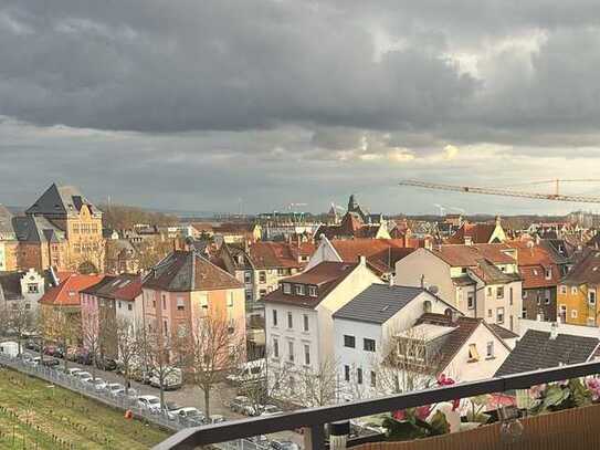 Wohnung mit Ausblick in Stadtnähe mit saniertem Bad