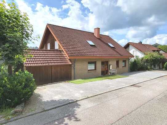 Sehr schöne Dachgeschoss-Wohnung im 1. OG, mit Balkon und 2 Stellplätzen in ruhiger Wohnlage