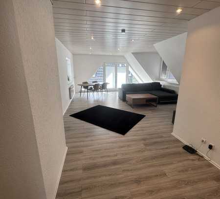 Modernisierte 4-Raum-Wohnung mit Balkon und Einbauküche in Köln