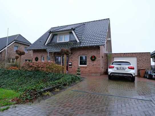 Freistehendes Einfamilienhaus nebst große Garage und unverbautem Weitblick..