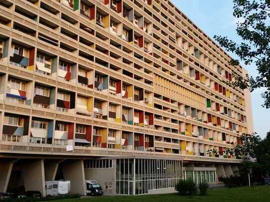 2-Zimmer Maisonette-Wohnung im legendären Baudenkmal “Le Corbusier“ in Westend zu mieten!