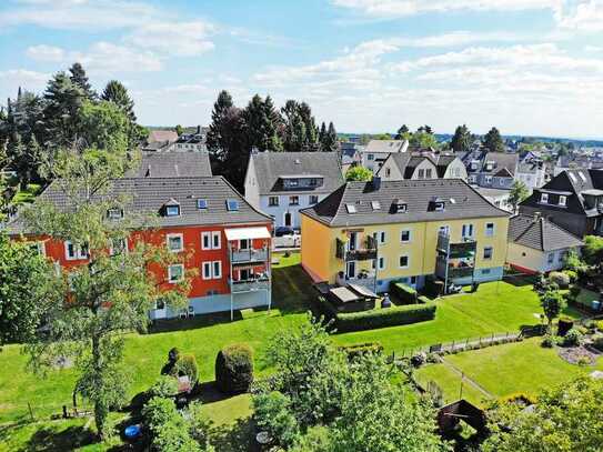 Helle 3 Zimmer Wohnung mit großer Küche und Balkon.