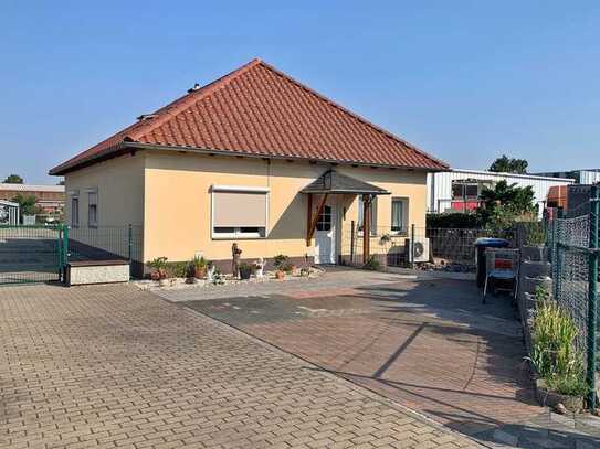 Praxis oder Bürogebäude. Niedrigenergiehaus mit Garage u. Indoorpool