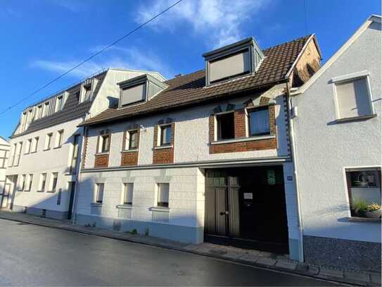 Individuelles Wohnhaus mit Innenhof und kleinem Gartenbereich in beliebter Lage von Graurheindorf