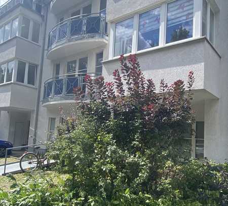 Gemütlich....mit Blick ins Grüne sowie einem PKW Stellplatz im Innenhof.
