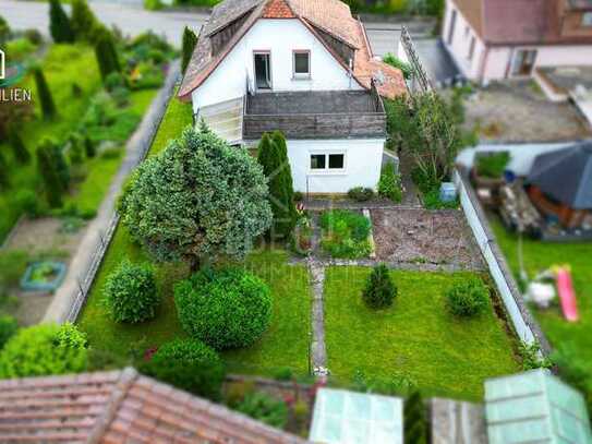 Sanierungsbedürftiges Einfamilienhaus mit schönem Garten