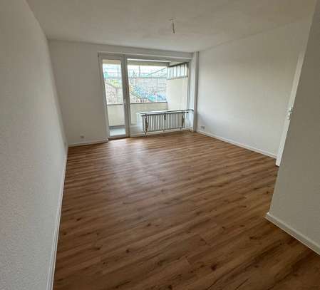 **Frisch renovierte 2 Zimmer Wohnung mit zwei Balkonen**