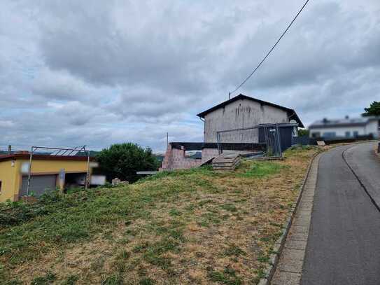 Baugrundstück mit fast fertigem Garagenbau mit Lagerfläche