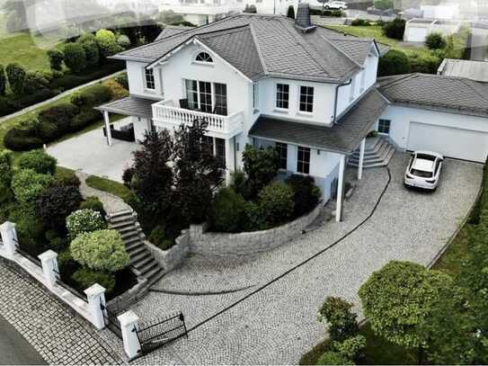 Repräsentative Villa im Toskana-Stil in bester Lage von Hof