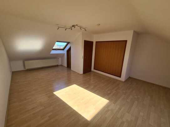 2 Zimmer (12m²+26m² unmöbliert) in großzügigem Haus (~170m²) mit Garten, Stellpatz und 2 Katzen