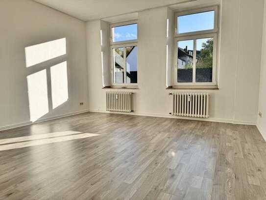 Moderne 3,5-Zimmer-Wohnung, komplett renoviert, neue Böden Design-Vynil zentrale Lage.