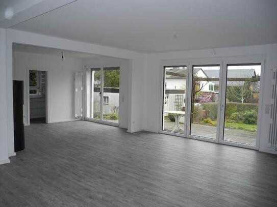 Helle, lichtdurchflutete 3,5-Zimmer-EG-Whg mit Terrasse und Garten plus Garage