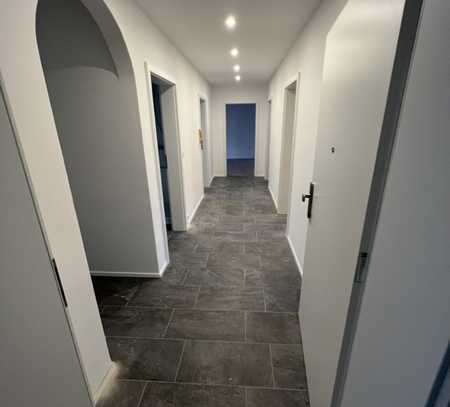 Geschmackvolle 4-Raum-Hochparterre-Wohnung mit gehobener Innenausstattung mit EBK in Waghäusel