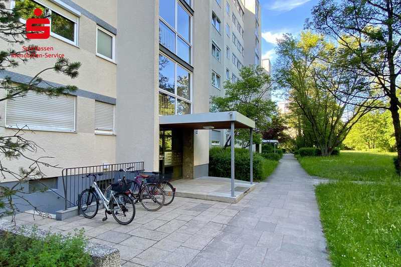                                                               Gro&szlig;z&uuml;gige 4,5-Zimmer-Wohnung mit 130 m&sup2;, Balkon und Garage mit Wallbox                                                       in Bogenhausen (München)