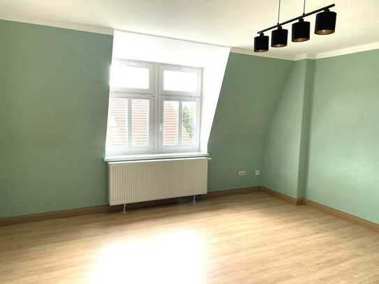 Wohnen im schönen Altbau! Großzügige 2-Zimmerwohnung im DG sucht neuen Mieter!