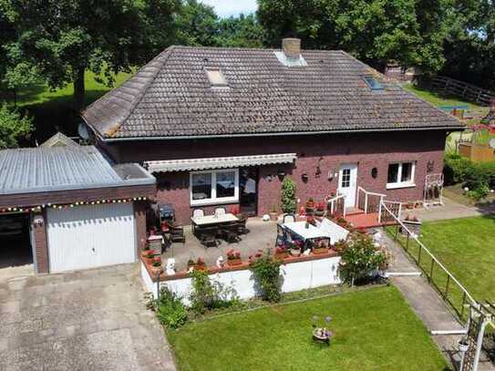 EFH zur Modernisierung mit Kachelofen, Süd- West Terrasse und Doppelgarage in grüner Ortslage