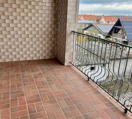 Großzügige 2,5 Zimmer Wohnung mit Balkon in kleiner Wohneinheit