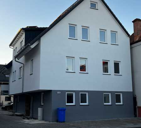 !! NEUBAU !! Geschmackvolle 3,5-Zimmer-Dachgeschosswohnung mit geh. Innenausstattung und Balkon