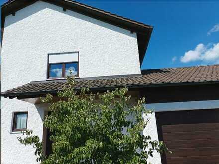 Exklusive 3,5-Zimmer-Wohnung mit Sonnenbalkon und Gartenanteil