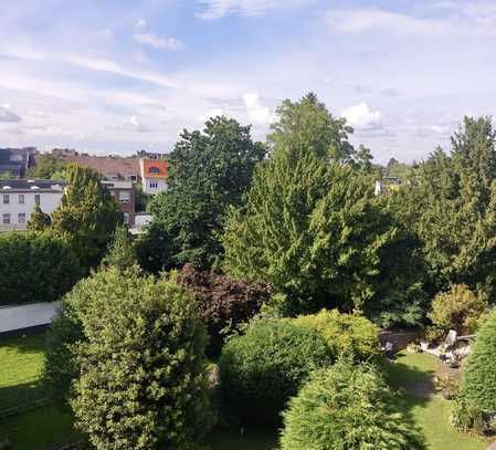 Modernisierte und ruhige 2-Raum-Wohnung mit Balkon und Blick auf den Wasserturm