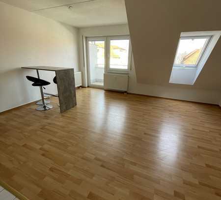 ** Single - Wohnung mit Einbauküche und Balkon**