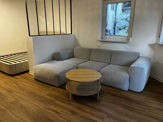 Ideale Pendlerwohnung nach Sanierung: Moderne teilmöblierte 1,5-Zimmer-Wohnung mit EBK und Terrasse