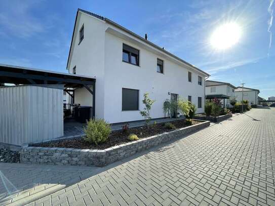 2-Zimmer Erdgeschosswohnung mit Garten, Carport mit Ladesäule, Einbauküche, Duschbad