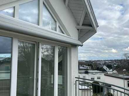 Exklusive, verspielte Dachgeschosswohnung mit Lift in Bestlage Wiesbadens mit Blick auf die Stadt
