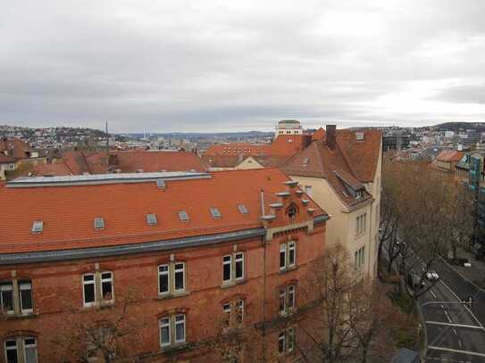 Top-Renovierte möblierte Single-Wohnung mit Balkon im 3. OG in Gründerzeithaus in Stuttgart West