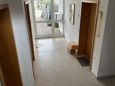 Günstige - renovierungsbedürftige 2-Zimmer Dachgeschosswohnung mit Balkon und Außenstellplatz!