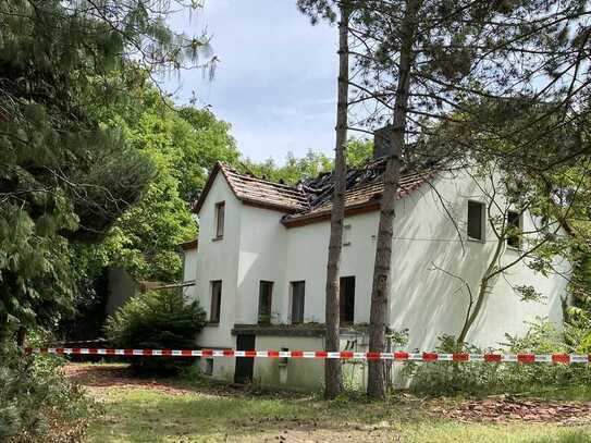 Wohnhaus (Brandschaden) in zentrumsnaher, grüner Lage mit großem Entwicklungspotential