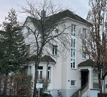 Schöne Altbau-3-Zimmer-Hochparterre-Wohnung mit Balkon und Einbauküche in Erlangen