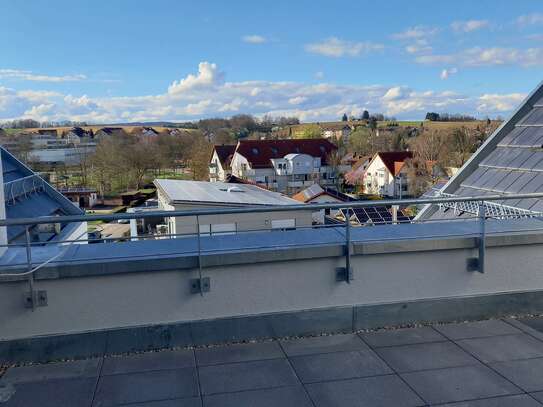 LICHTDURCHFLUTET! VIER ZIMMER WOHNUNG MIT DACHTERRASSE