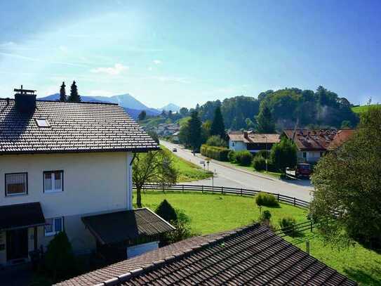 Vermietete, sonnige 2 Zi.-Dachgeschosswohnung inkl. Einzelgarage & Einbauküche.