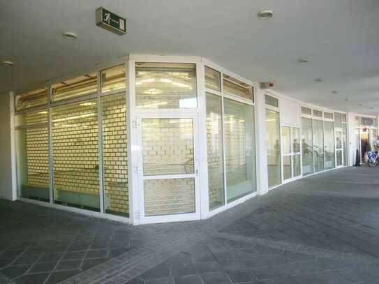 Ladengeschäft mit 14 Metern Schaufensterfront im etablierten Nahversorgungszentrum mieten!