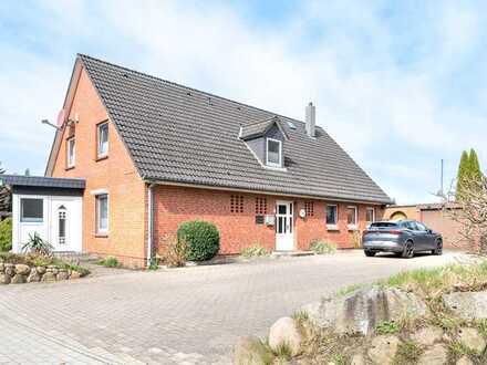 RESERVIERT: Jede Menge Platz: Einfamilienhaus mit Einliegerwohnung auf großem Grundstück in Hohn