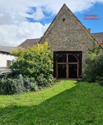 Ehemaliges Winzeranwesen mit geschlossener Innenhof, ausbaufähige Scheune, sowie mit großem Garten !