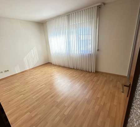 Geräumige, gepflegte 5-Zimmer-Wohnung mit geh. Innenausstattung mit Balkon und EBK