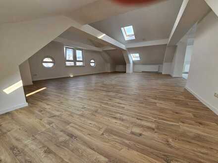 Freundliche 4 Zimmer- DG Wohnung mit gehobener Innenausstattung